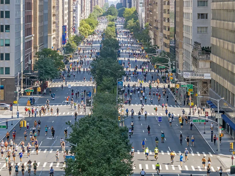 New York (SUA): Programul Summer Streets închide anual kilometri întregi de bulevarde din Manhattan, de la Podul Brooklyn până în Central Park, pentru a găzdui piste de alergare, ciclism, pereți de escaladă și cursuri de fitness oferite gratuit de cluburi locale. Sursa foto: New York State Department of Transportation, Flickr.com