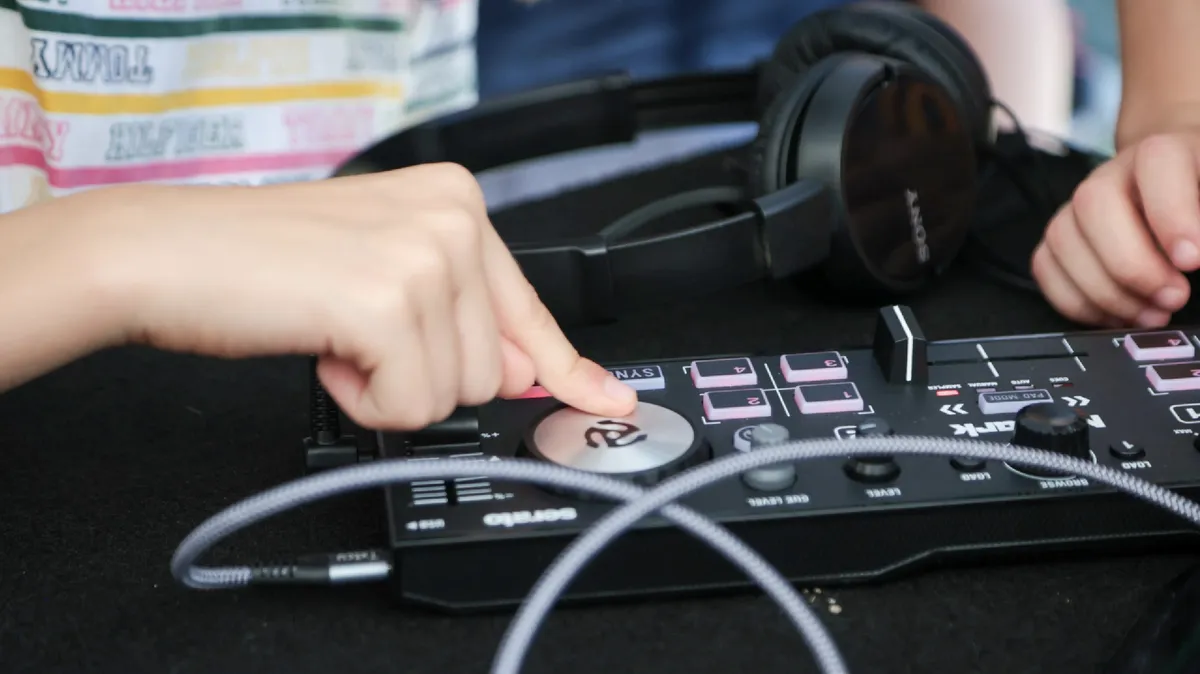 Atelier de DJ pentru copii @ Scena CODRU | Un oraș. O mie de feluri de a-l trăi. Diversitate.